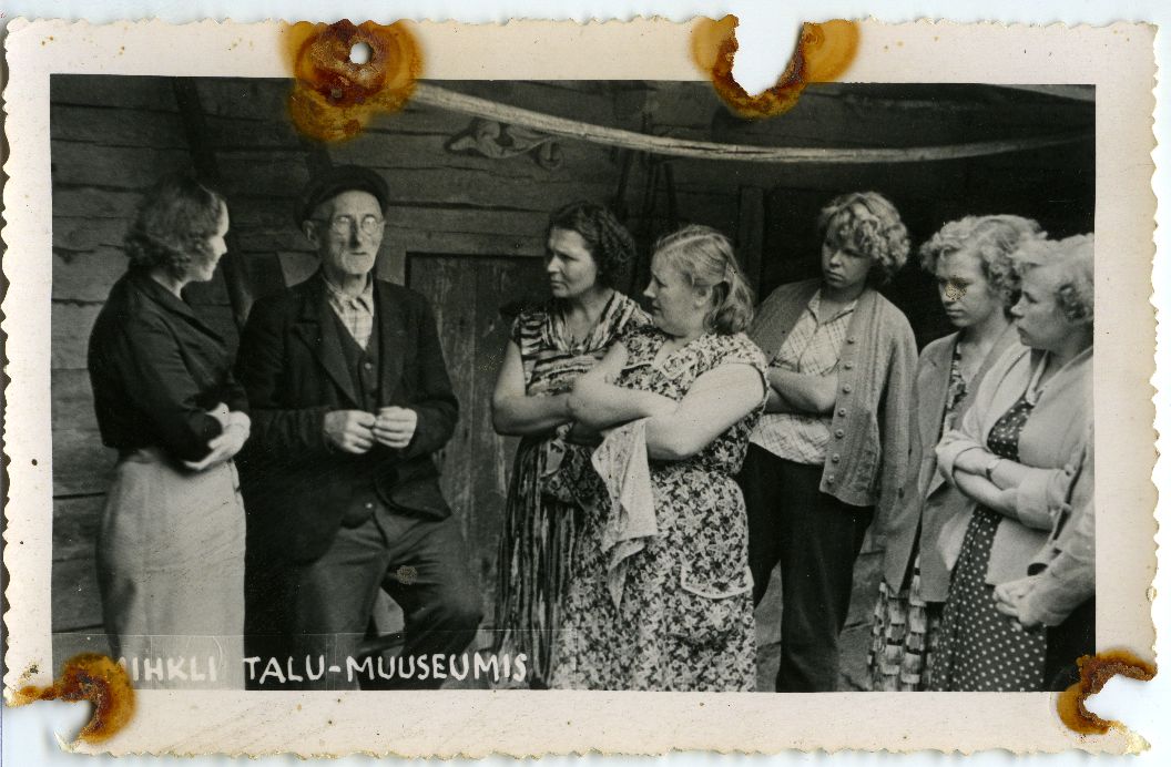 Jakob Reht koos külastajatega Mihkli talumuuseumi õuel