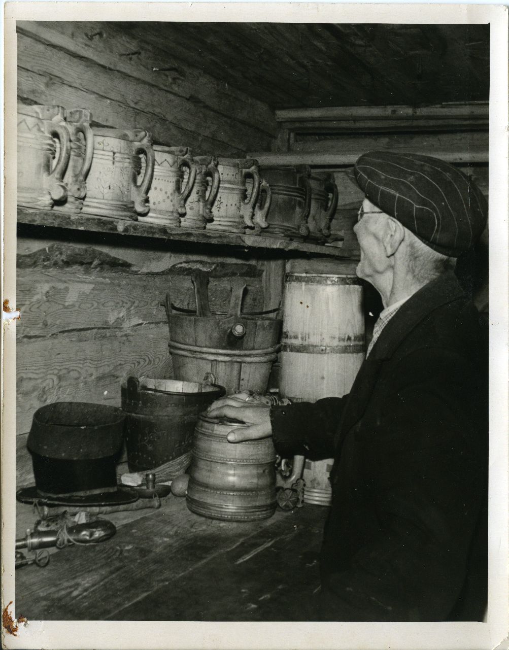 Jakob Reht Mihkli talumuuseumi aidas eksponaatidega