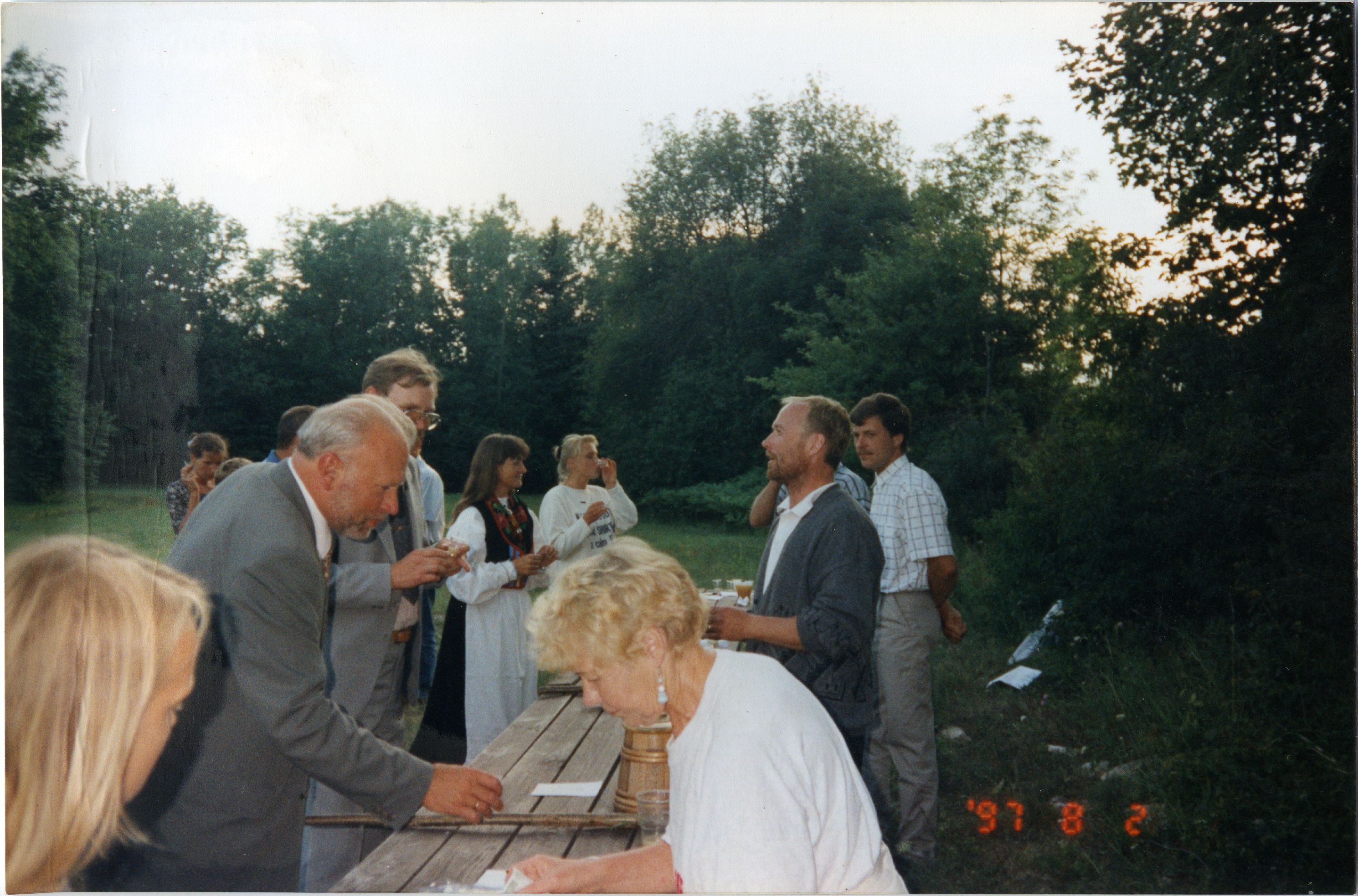 Kihelkonna vallapäevad 1997: õlle degusteerimine