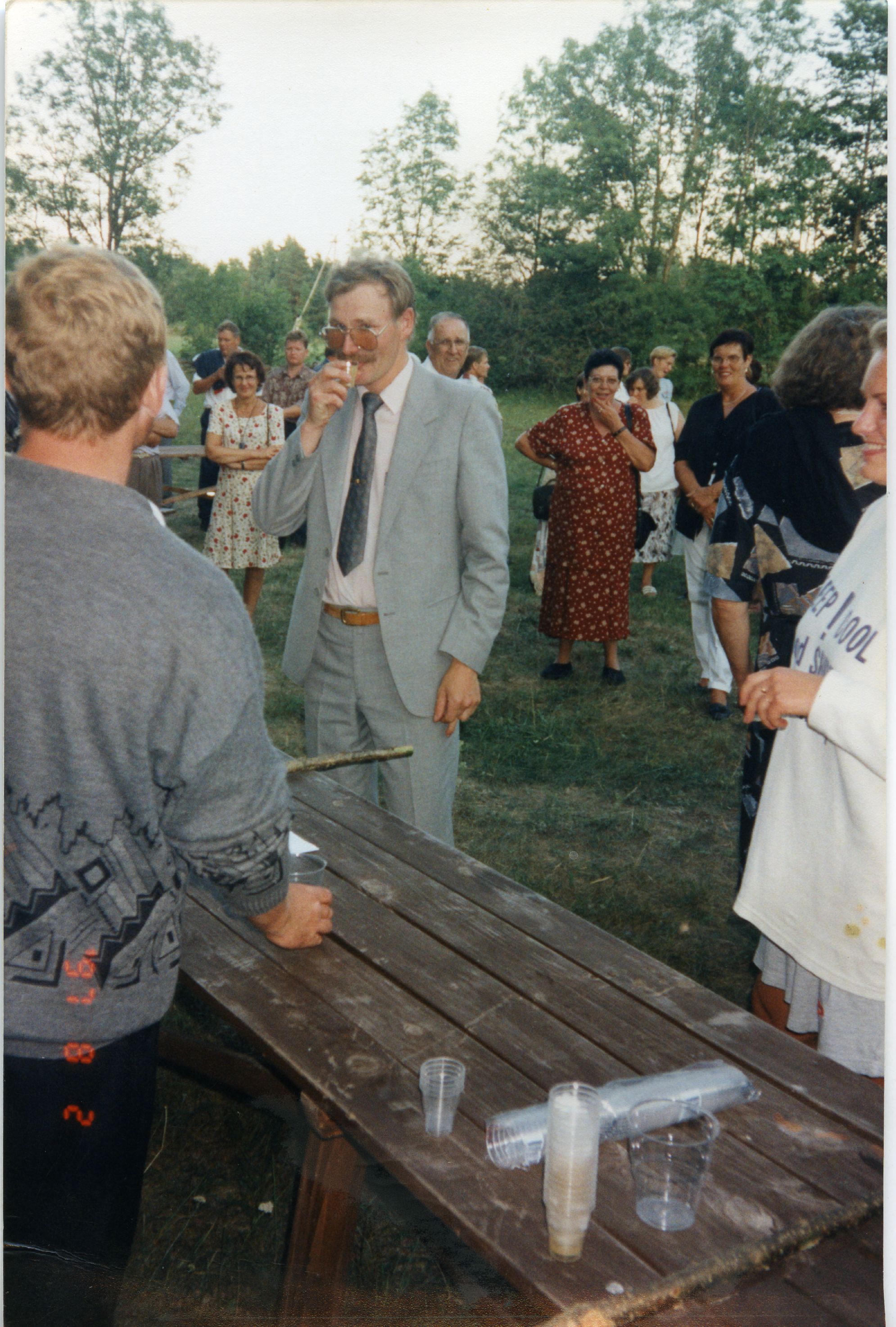 Kihelkonna vallapäevad 1997: vallavanem Allan Alev õlut maitsmas