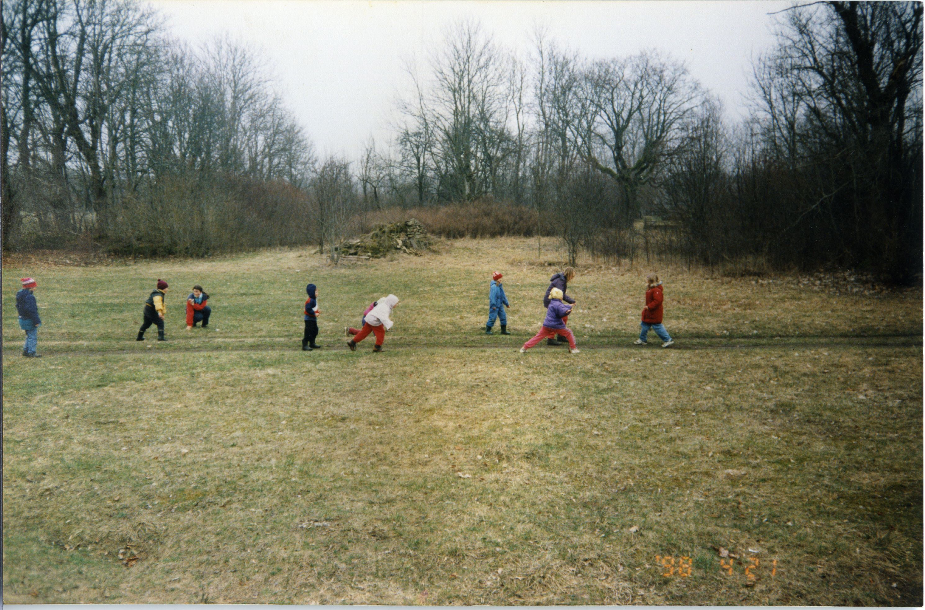 Lapsed mängimas Mihkli talumuuseumi tagusel heinamaal. Taamal Jaani vabadikukoht