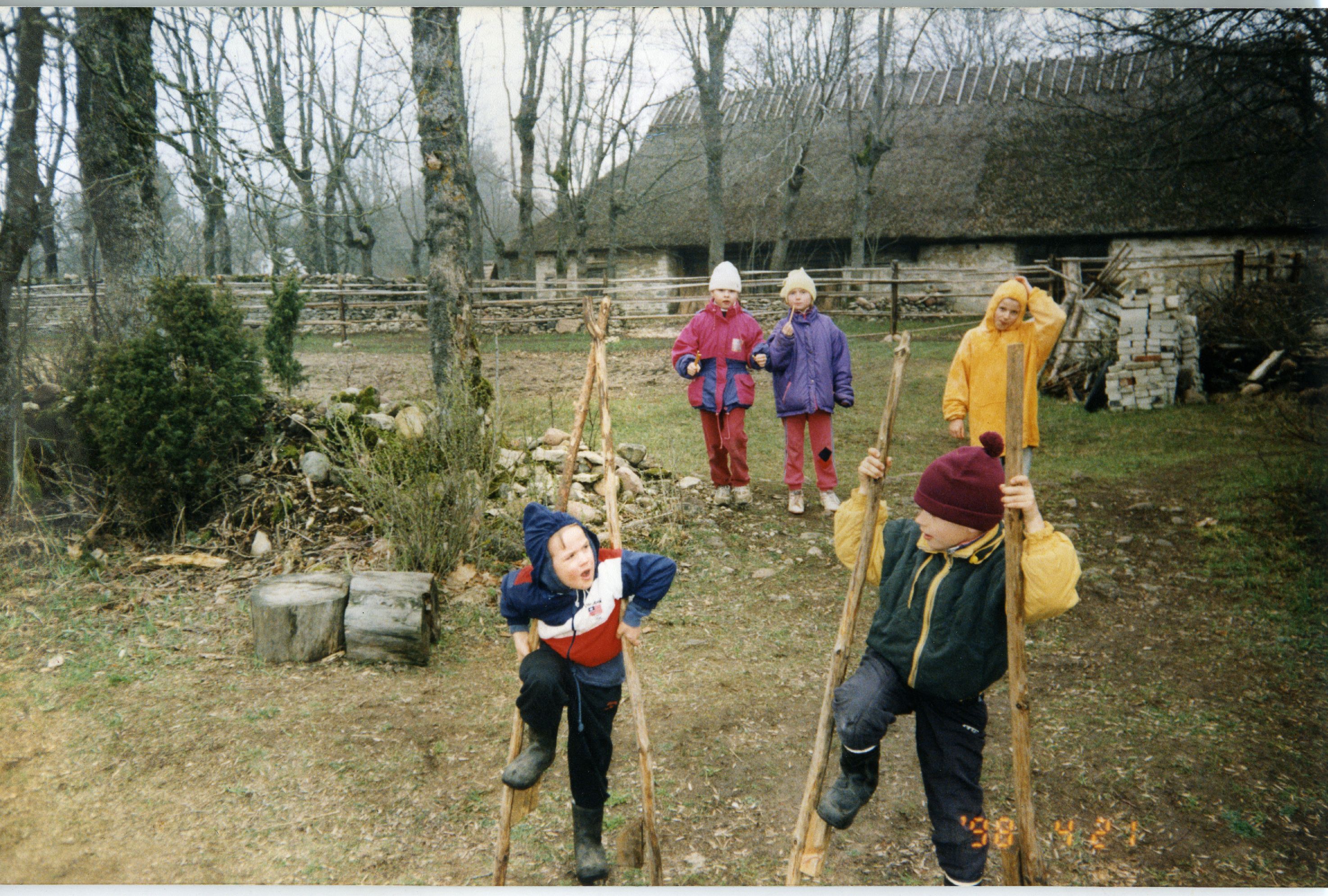 Lapsed Mihkli talumuuseumi rehemajataguse põllu servas