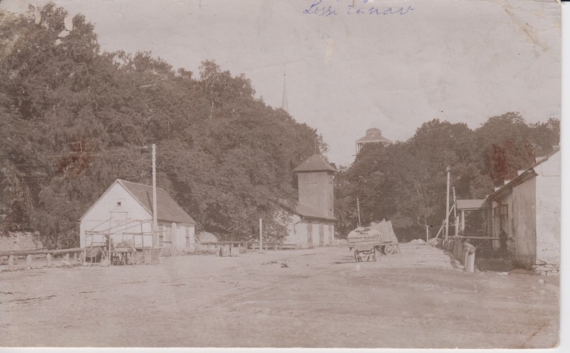 Põltsamaa, Lossi tänav. Vaade Suure silla juurest lossi poole. Turuplats, pritsikuur, kirikutorn, lossitorn, paremal kõrts. Hiljemalt 1916. Foto August Mik