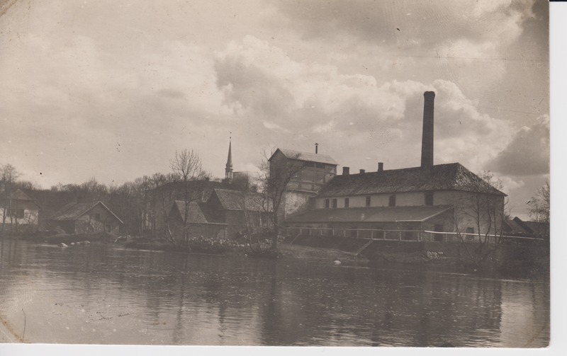 Põltsamaa, Põltsamaa jõgi, ETK Põltsamaa Tehased, esiplaanil peahoone, vasakul veinitehas, taamal loss ja kirik. 1920. aastad.