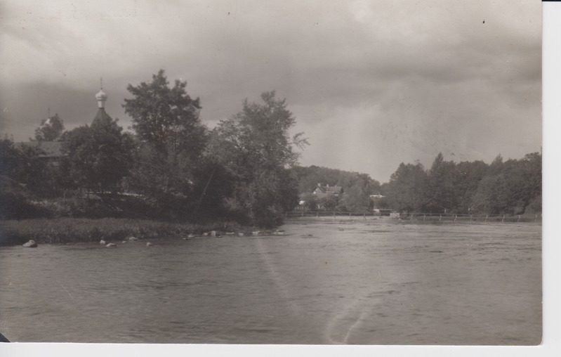 Põltsamaa jõgi, apostliku õigeusu kirik. Purre, taamal kohtumaja ja Õpetajasild. Hiljemalt 1931. Fotopostkaart August Michelson.