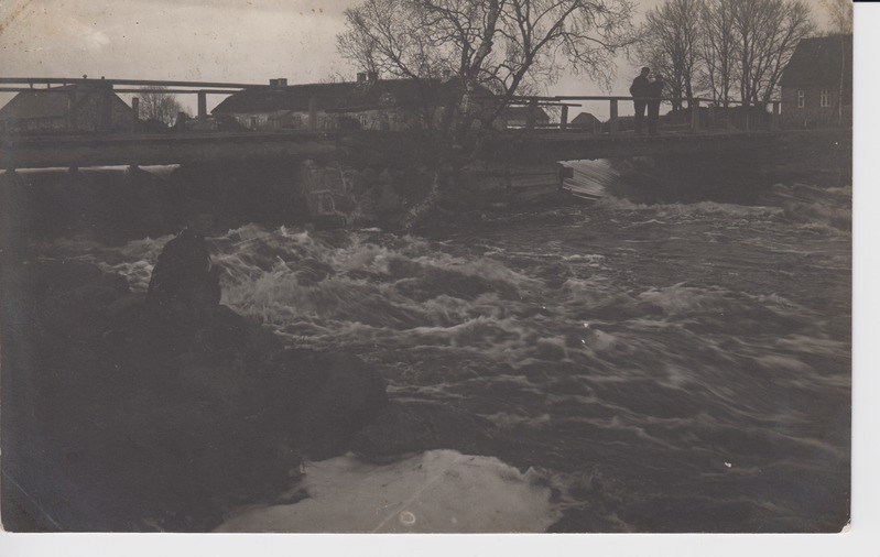 Põltsamaa jõgi. Endine Uue-Põltsamaa mõisa, alates 1928 Parvei veskipais ja sild. 1920.-1930. aastad. Fotopostkaart August Mik.