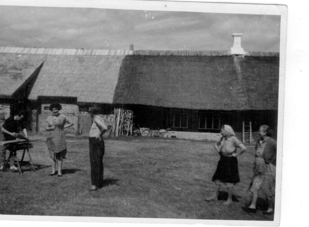 Juhan Smuul jt. Tooma talu õuel Koguvas