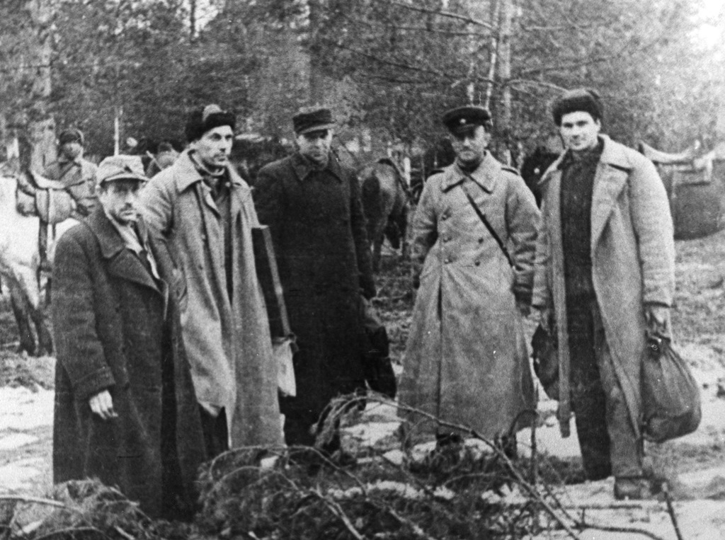 Richard Sagrits, Alo Hoidre, Eduard Einmann, E. Lemming ja Evald Okas suurtükiväelastel külas