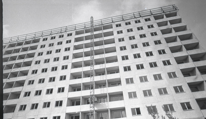 ETV telelavastuse “Armastus armastus” välivõtetel. Paneelmaja ehitus