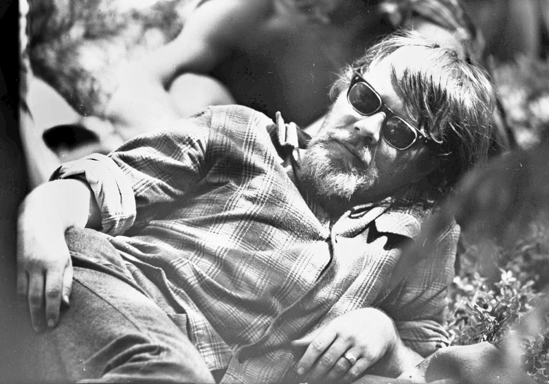 Ajakiri "Noorus" suvepäevad Kabli rannas. Luuletaja ja toimetaja Jaan Isotamm