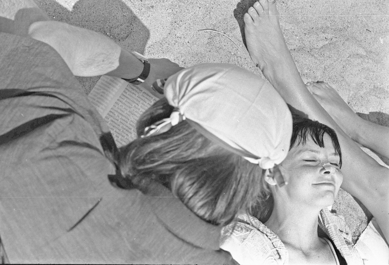 Ajakiri "Noorus" suvepäevad Kabli rannas. Kunstnik Mare Vint päevitamas