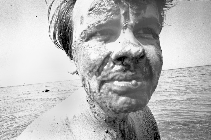 Ajakiri "Noorus" suvepäevad Kabli rannas. Mudase näoga Mati Unt