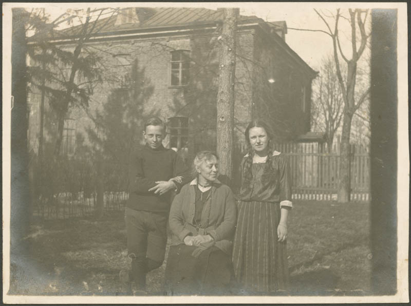 Georg Krug ema ja õega