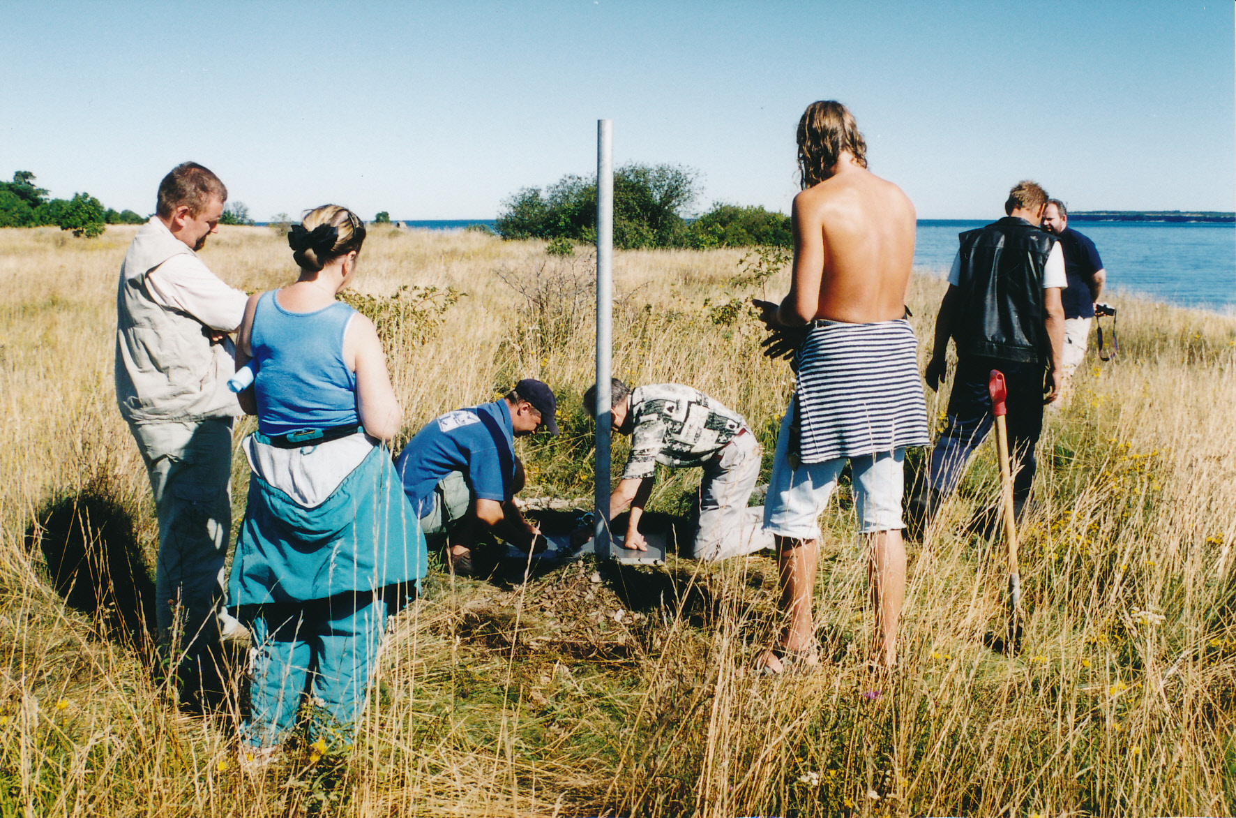Väike-Pakri, Väikekülas sildi püstitamine. Vasakult: ---,---,A.Schönberg, Arnold Lindström, Janar Raagmaa, ---, ---. 19. aug. 2001.
