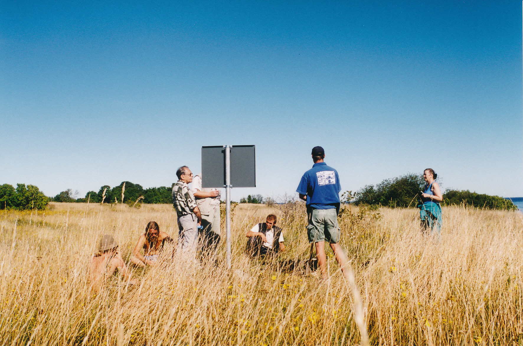 Väike-Pakri, Väikekülas sildi püstitamine. Vasakult: Jorma Friberg, Janar Raagmaa, Arnold Lindström, ---, ---, A. Schönberg, ---. 19. aug. 2001.
