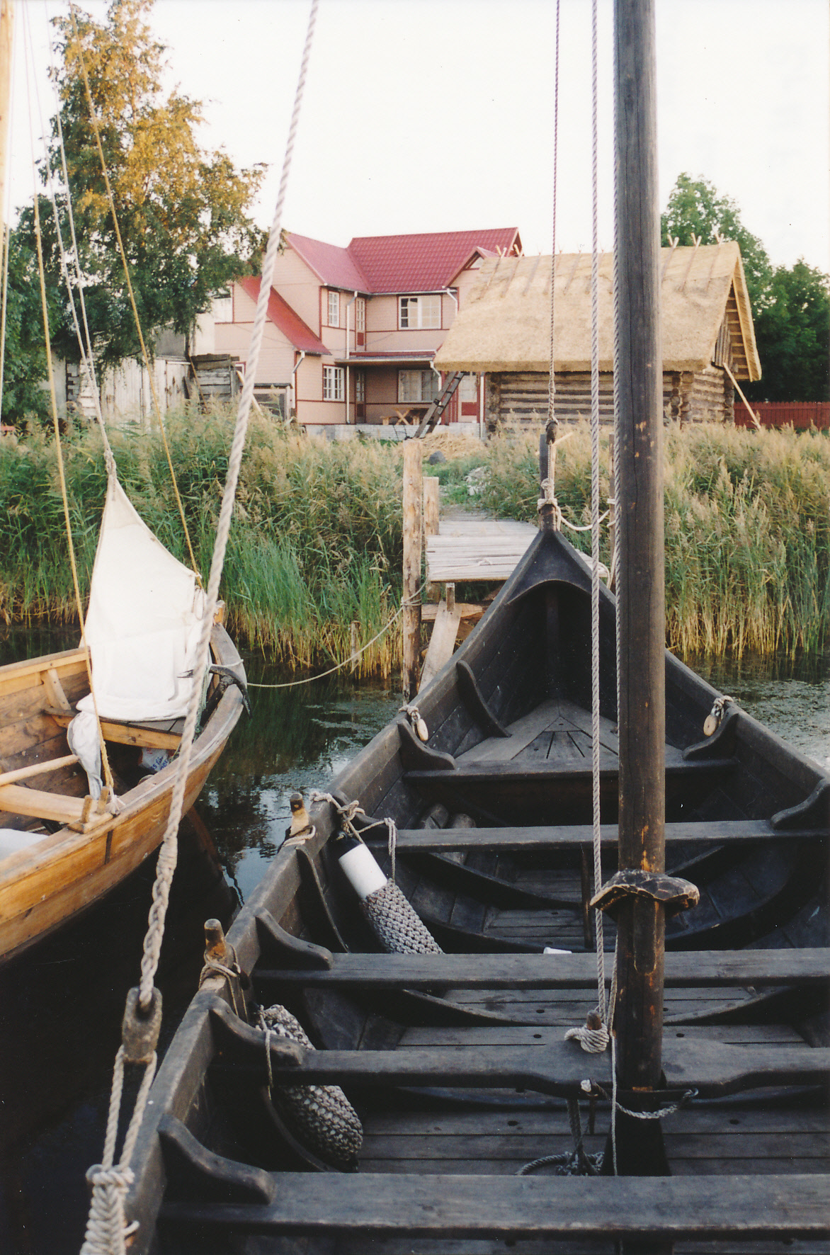 "Gättor" ja "Aifur" muuseumi silla ääres, valminud on ka Bastabacka rookatus. aug. 2001.