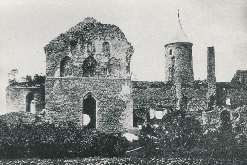 Haapsalu Piiskopilossi vaated