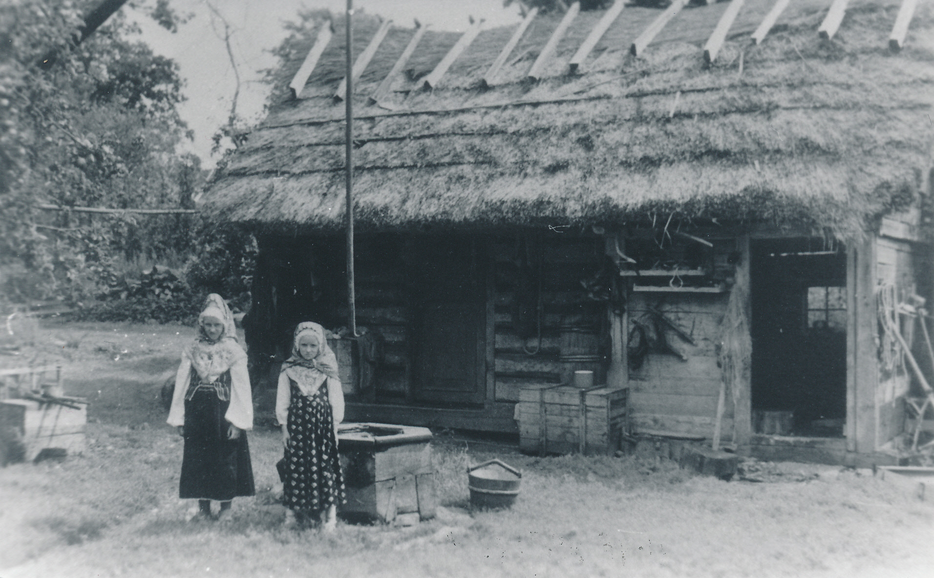 Kaks Ruhnu tüdrukut aida ees