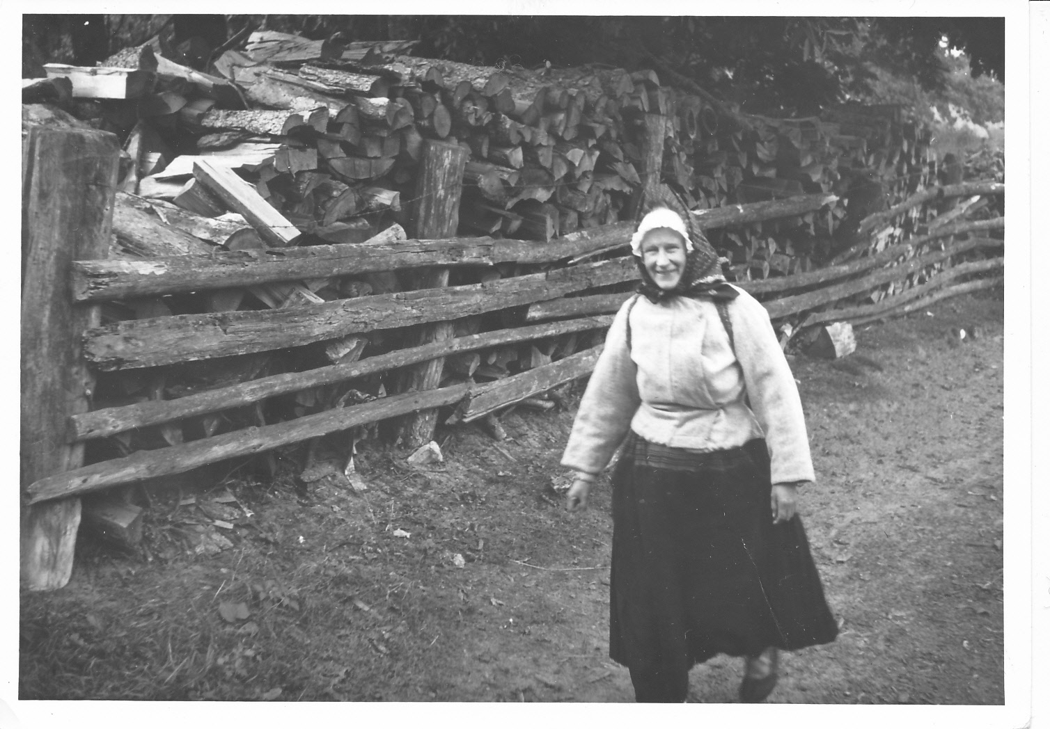 Ruhnlased, naine külatänavas