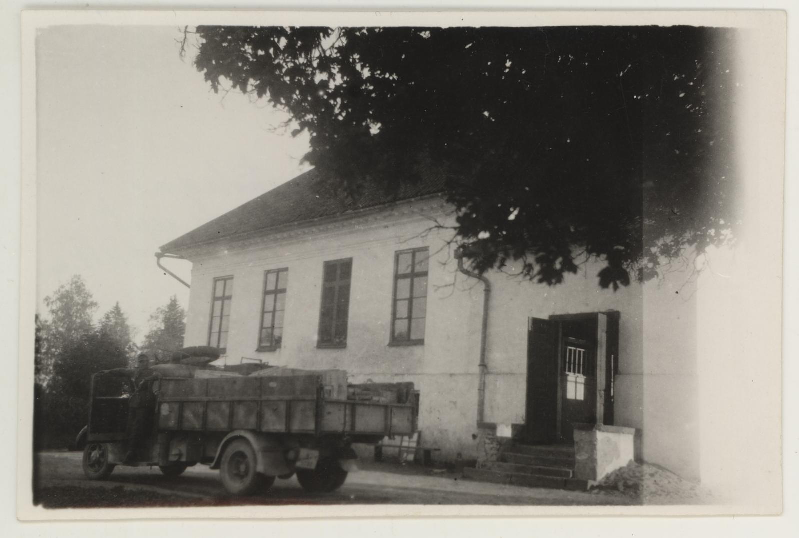 Auto Riigi keskarhiivi kastidega Väätsa algkoolli hoone ees 16. sept. 1944.a.