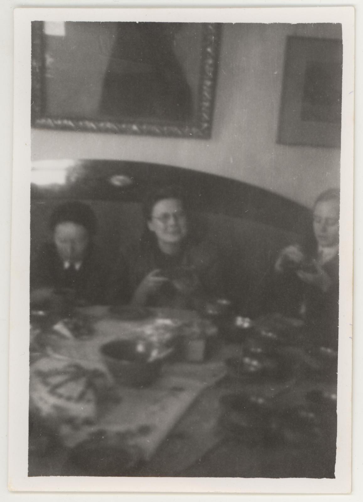 T. Koort sünnipäeval kohvi joomas 14. IV 1946