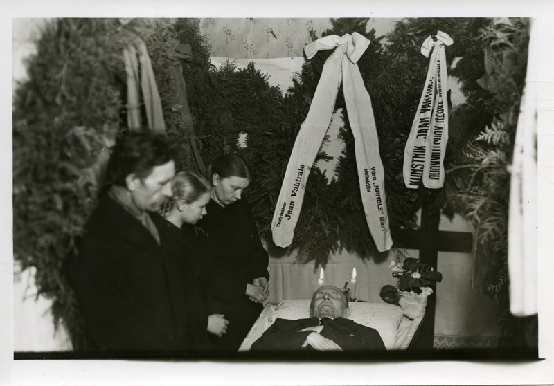 Kunstnik Jaan Vahtra põrm kirstupanekul 1.02.1947 Vagula küla Soe talu kambris. Kirstu kõrval seisavad: kunstniku abikaasa Irene, tütar Anu ja naisevend Mihkel Vagol