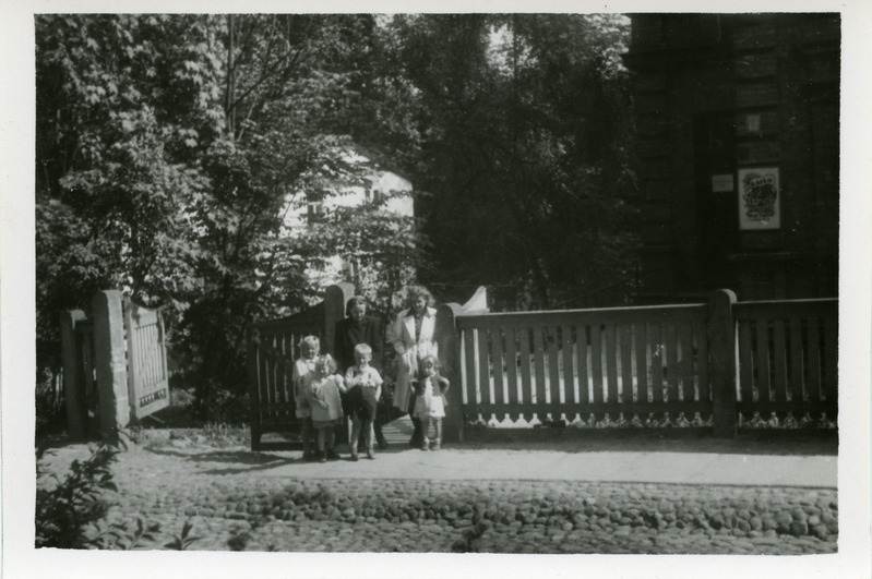 Anita Laigo oma lastega Tartu Riikliku Kunstimuuseumi külastamas 01.06.1947.