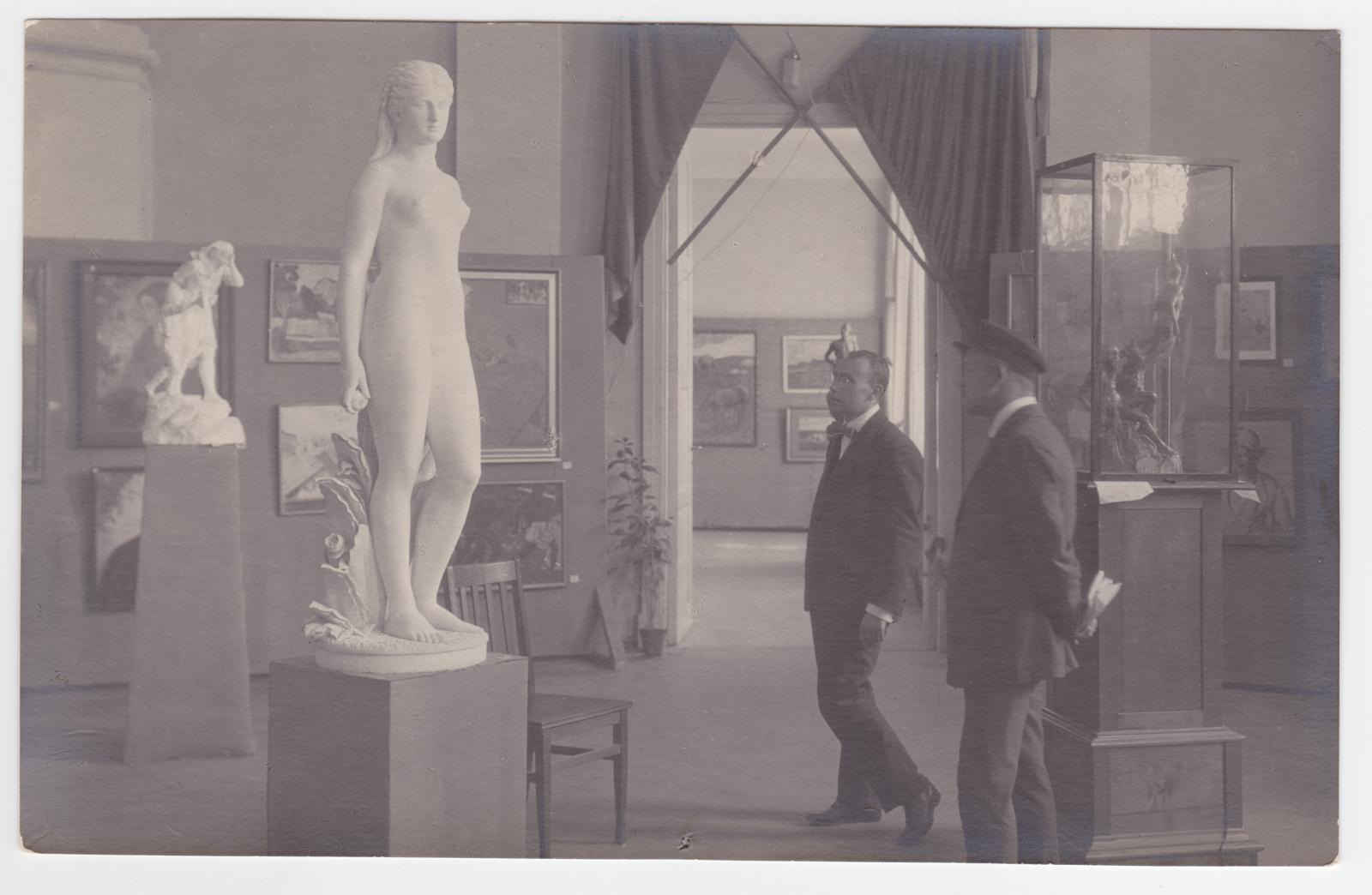 I Eesti kunsti ülevaatenäitus Tallinnas 1919. Pildil vasakul Hanno Kompus, paremal Nikolai Triik