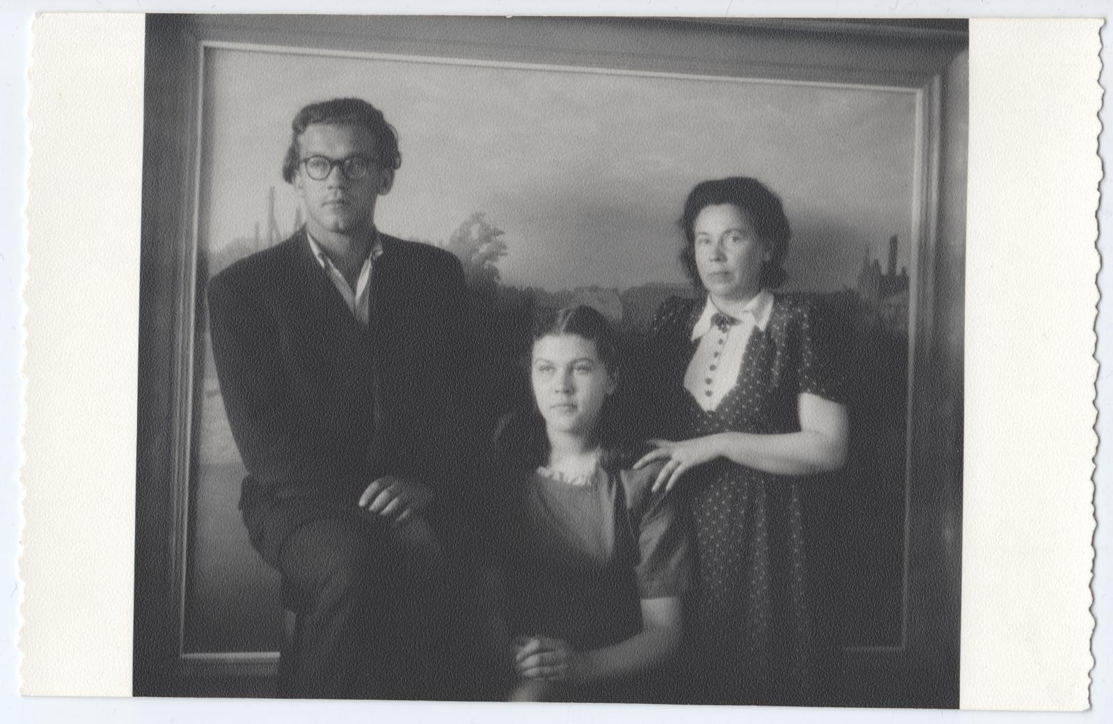 Tartu Riikliku Kunstiinstituudi diplomande 1949. a. Ülo Sooster, Liidia Mark ja Linda Kohk