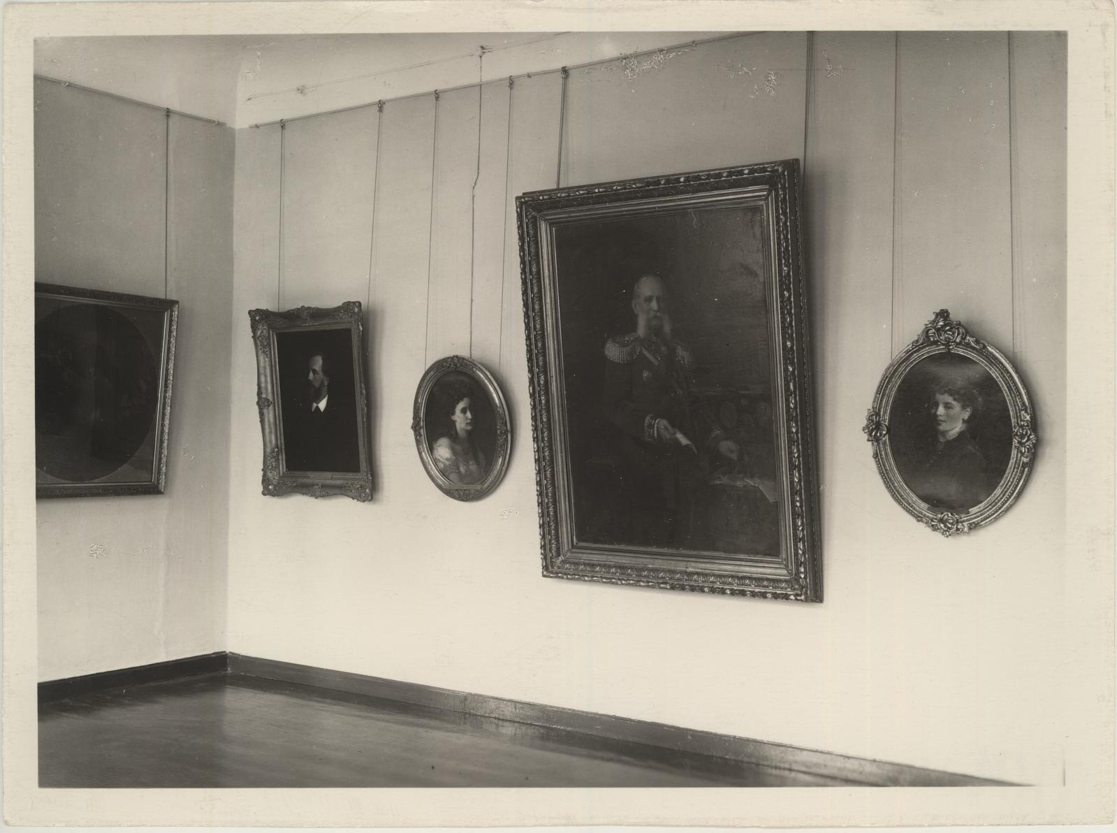 Vaade akadeemik prof. J. Köleri teostenäitusele Tartu Riiklikus Kunstimuuseumis 9. aprill - 25. juuni 1950