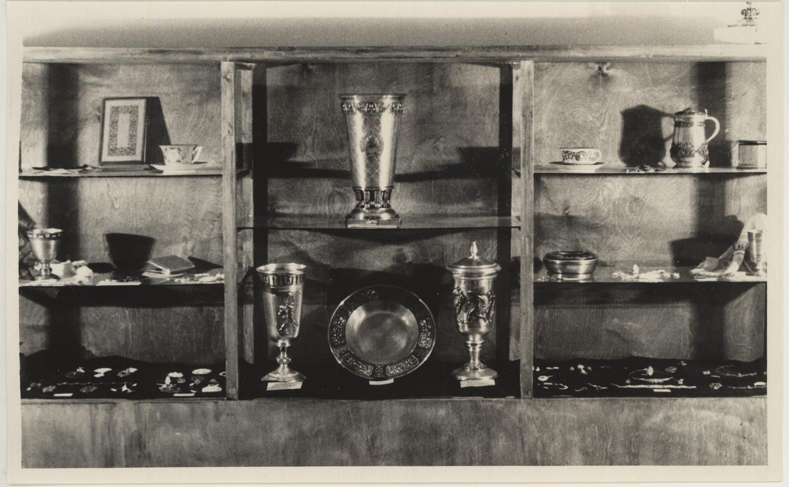 Vaade tarbekunsti näituselt 10.01.1954 - 08.02.1954. Tuba V. Hõbedavitriin