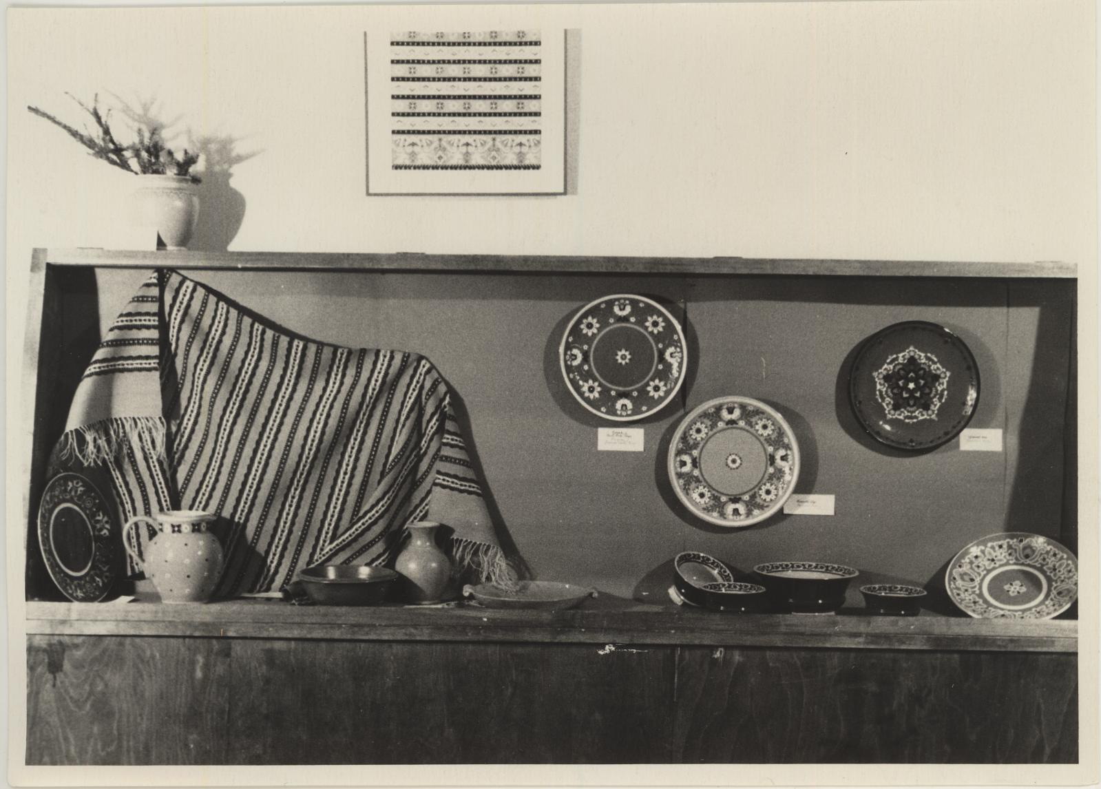 Vaade tarbekunsti näituselt 10.01.1954 - 08.02.1954. Tuba VI. Keraamikavitriin