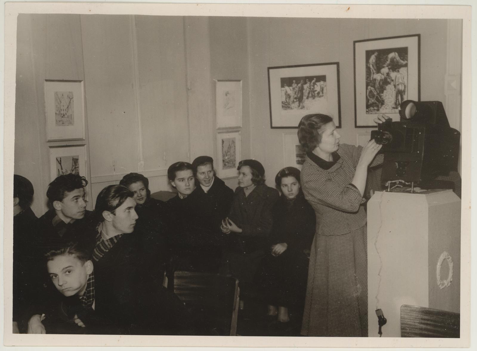 Tartu 5. Keskkooli 10. klassi ajaloo tund 1959. Muuseumis. Esiplaanil T. Nurk.