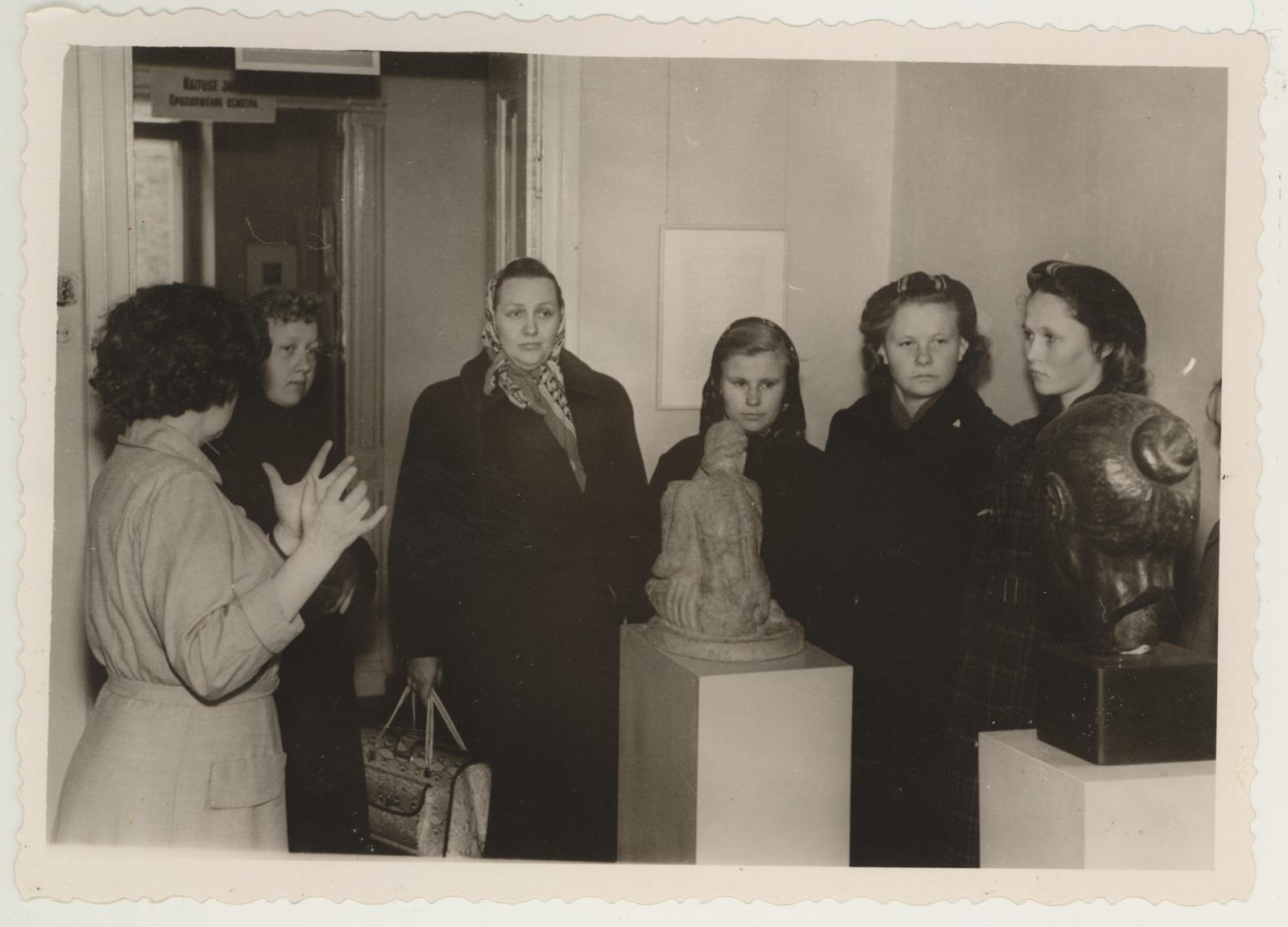 Tartu õpilaste ekskursioon skulptor R. Timotheuse näitusel, apr. 1959. Juhendab V. Hinnov