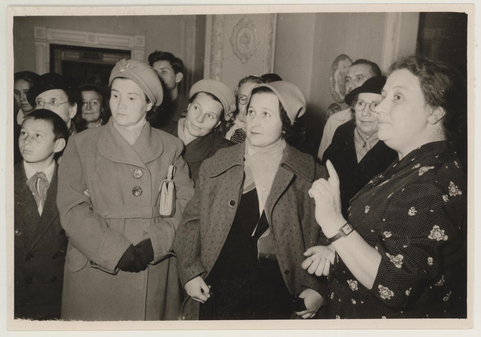 Hiina tarbekunsti näituse avamine 24. sept. 1959. Ees paremal: Riikliku Ermitaaži teaduslik töötaja Rakitina.
