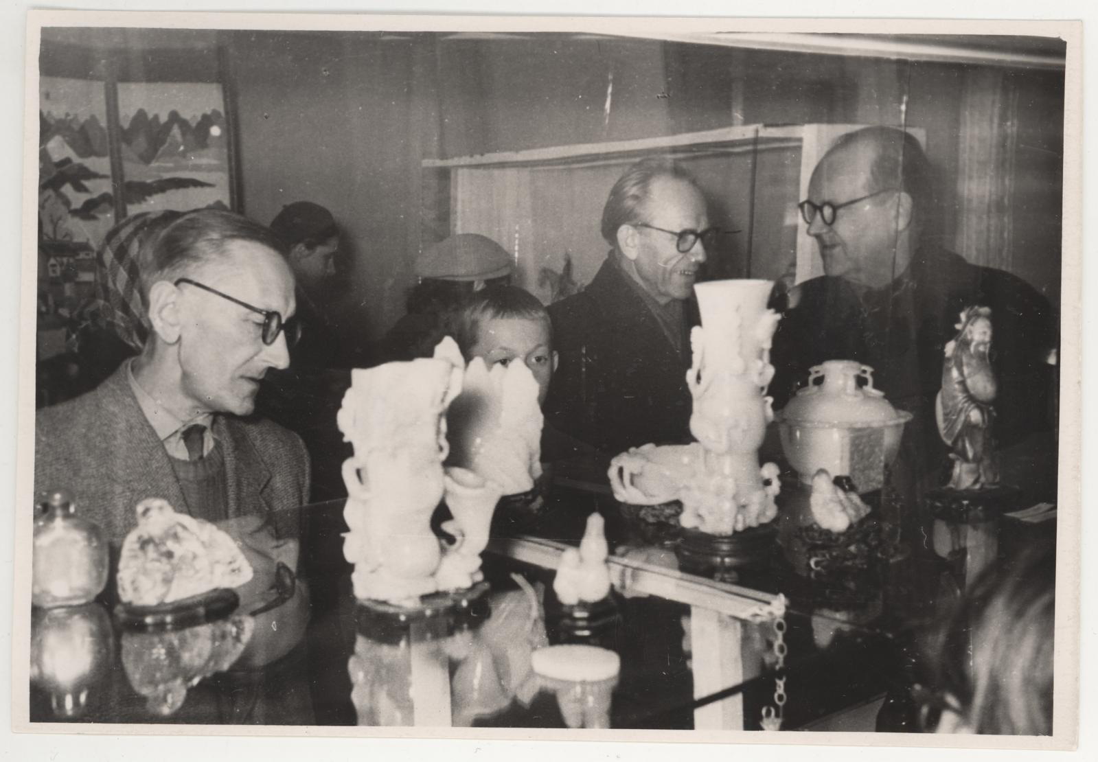 Hiina tarbekunsti näituse avamisest osavõtjad. V. Erm, P. Raitar. 24. sept. 1959