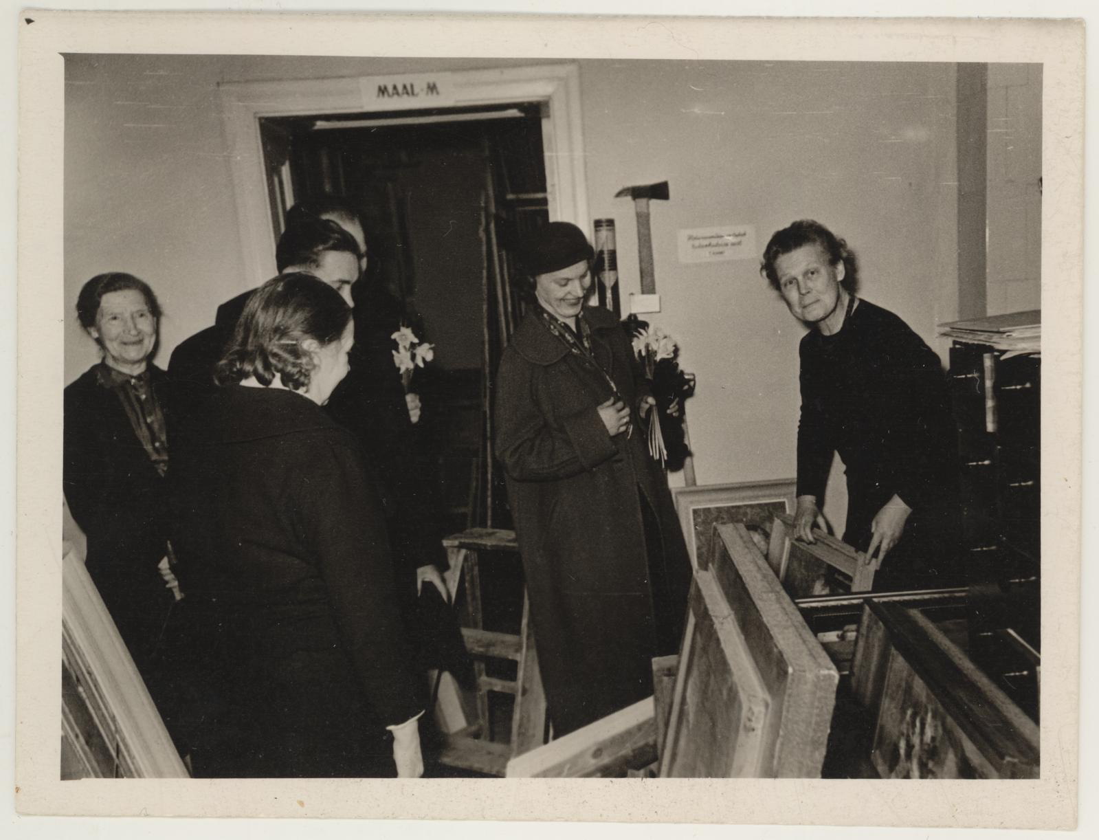 Maalikunstnik Kristjan Tedre mälestusnäituse avamise päeval 16.04.1961 maali-magasinis