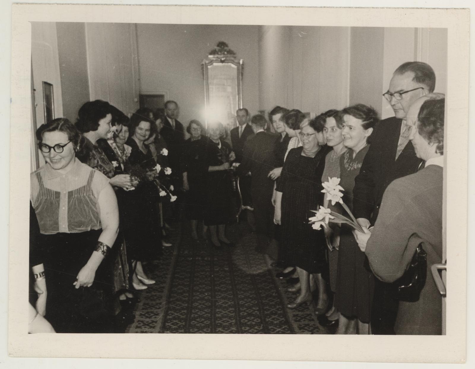 Skulptor Jaan Koordi abikaasa Mari Koordi 70. a. juubeli tähistamine 20. apr 1961. Külalised juubilari ootel