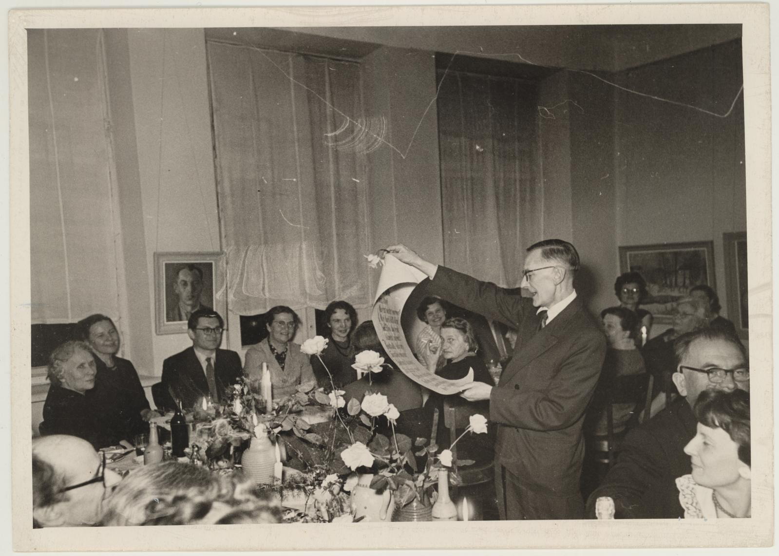 Skulptor Jaan Koordi abikaasa Mari Koordi 70. a. juubeli tähistamine 20. apr 1961. Kunstiteadlane Voldemar Erm loeb ette juubliarile pühendatud oodi.