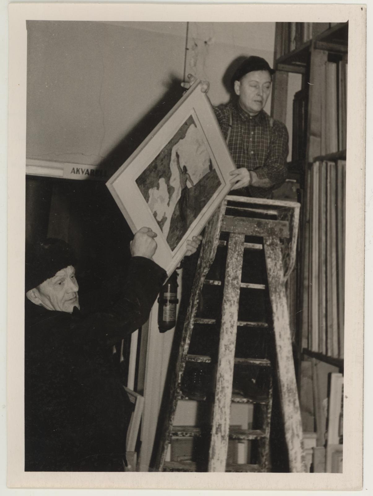 Kristjan Raua teoste pakkimine pärast näituse lõpetamist apr. 1961. Ekspressid: Kroonberg ja Liidimois.