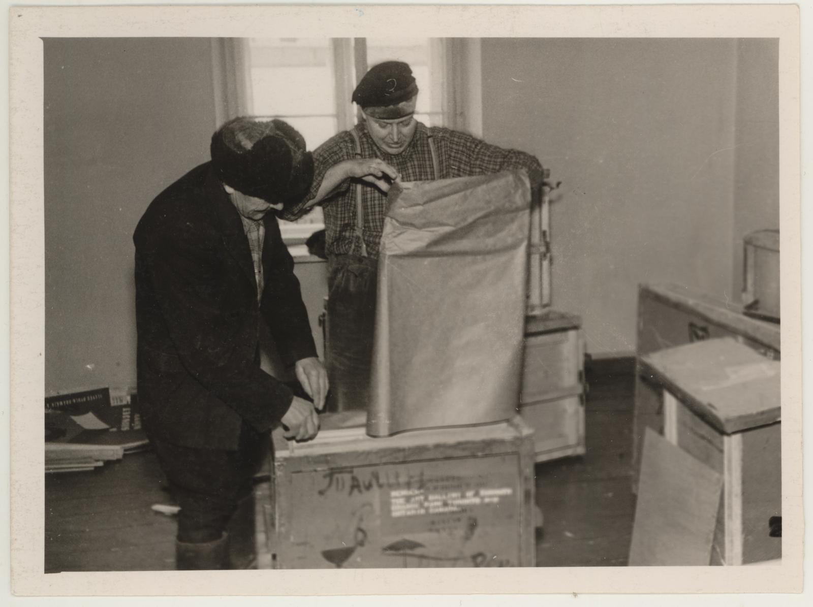 Kristjan Raua teoste pakkimine pärast näituse lõpetamist apr. 1961. Ekspressid: Kroonberg ja Lüdimois.