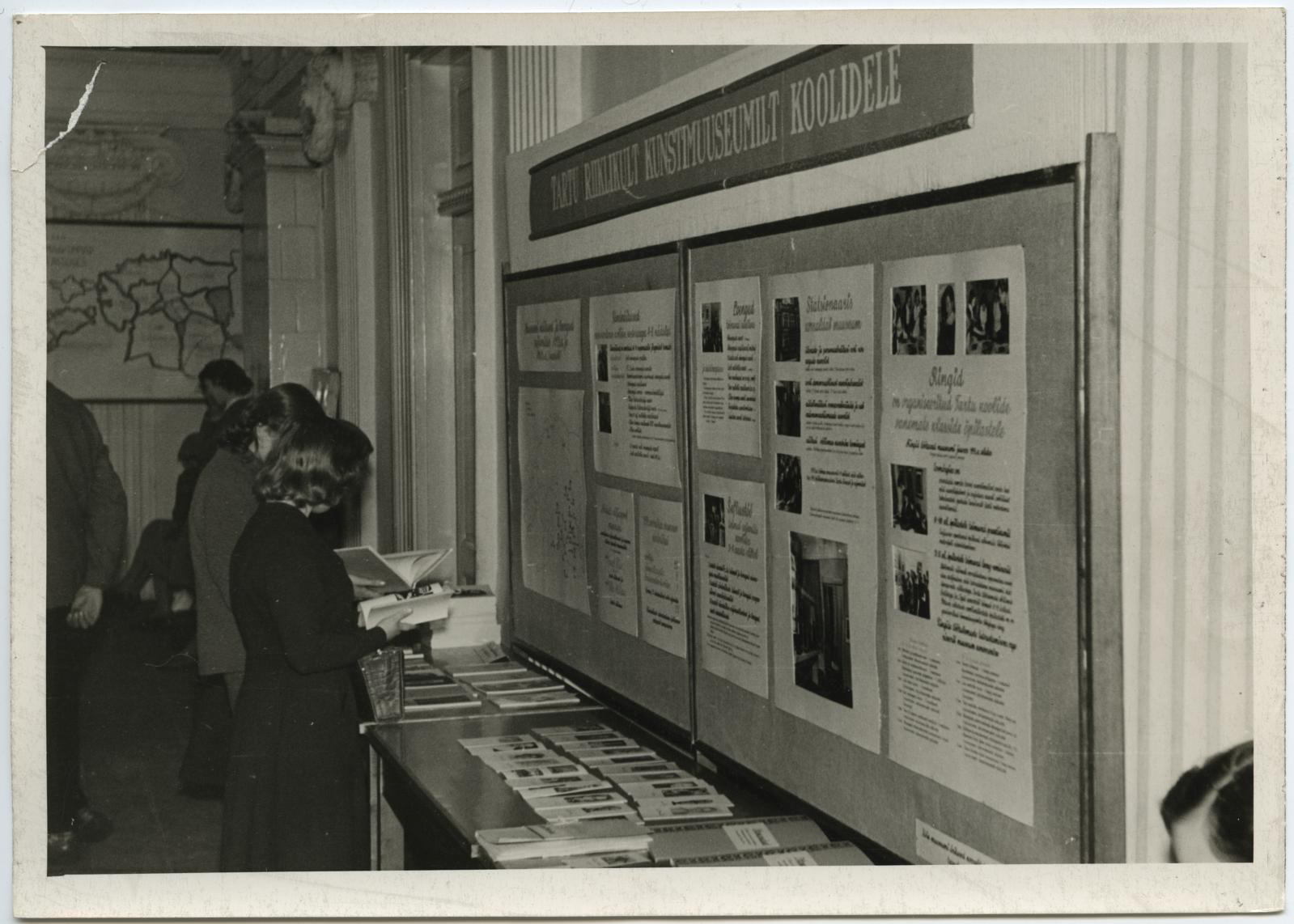 Massilise kultuuritöö stend vabariikliku ajalooõpetajate kokkutuleku puhul Tartu Riikliku Ülikooli aulas märtsis 1960