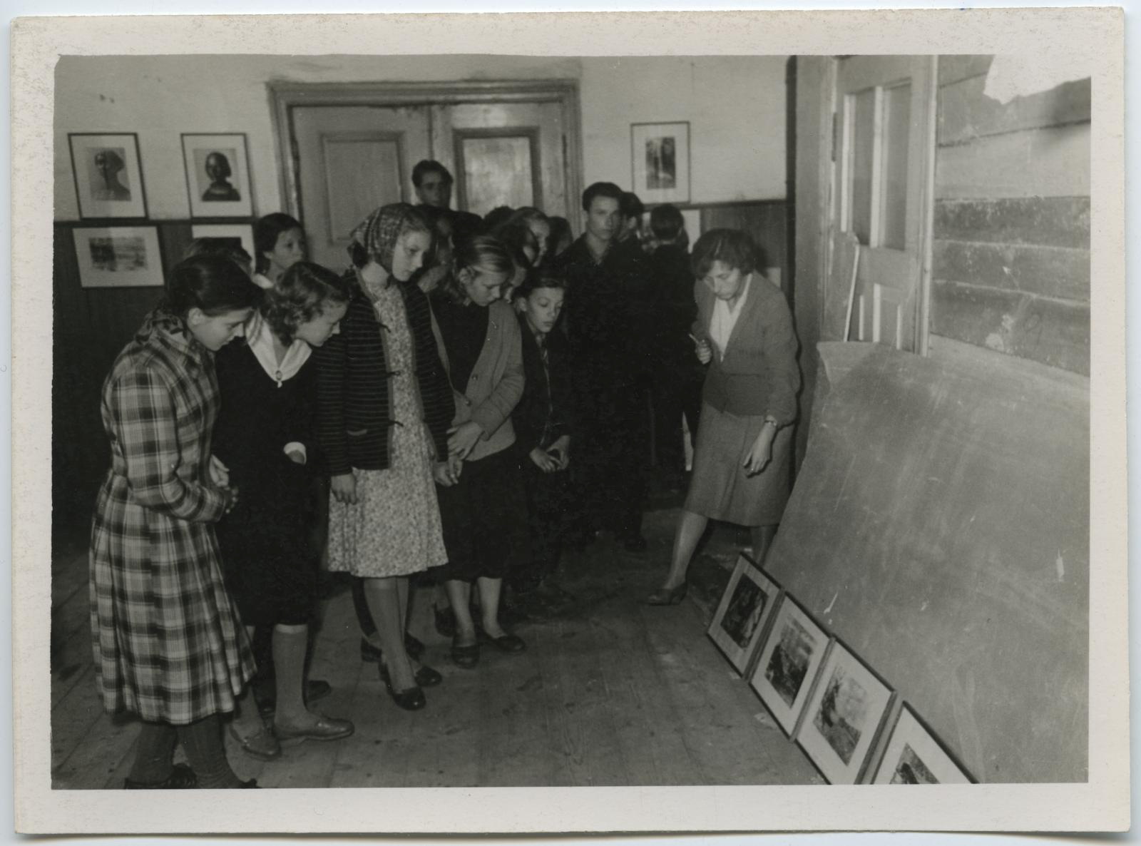 Teaduslik töötaja Eha Ratnik tutvustab rändnäitust "Eesti nõukogude maal ja skulptuur" Kambja rahvamajas Kambja 7. klassilise kooli õpilastele sügisel 1960