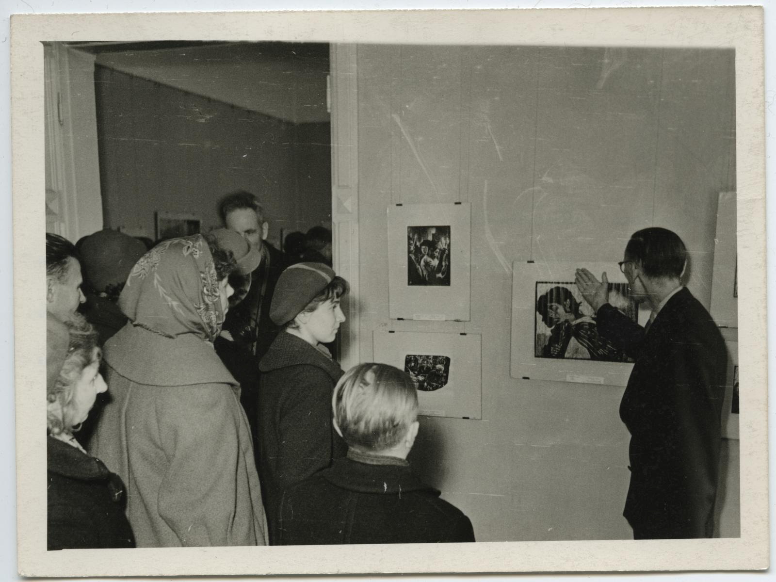Kuuba graafika näitus (15. apr. - 24. mai 1961). Kunstiteadlane V. Erm juhib ekskursiooni
