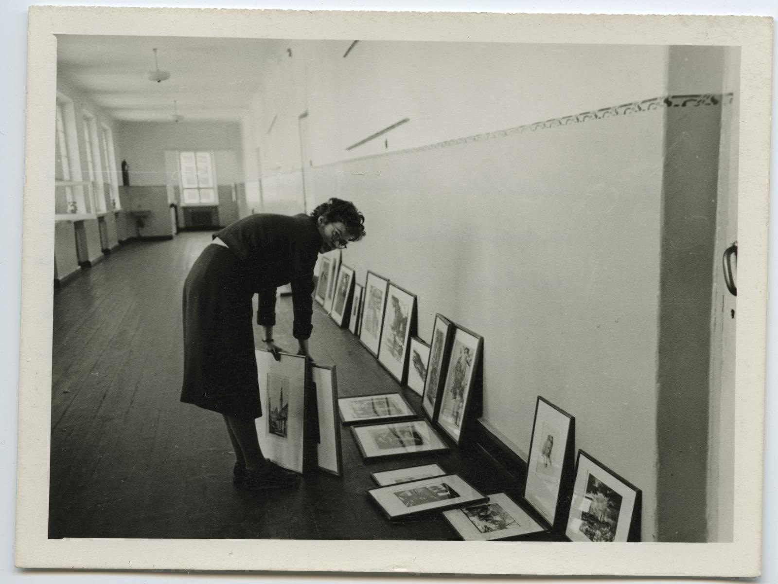 Teaduslik töötaja T. Kuusik kujundab rändnäitust "Eesti nõukogude graafika" Tõrva Keskkoolis 1961
