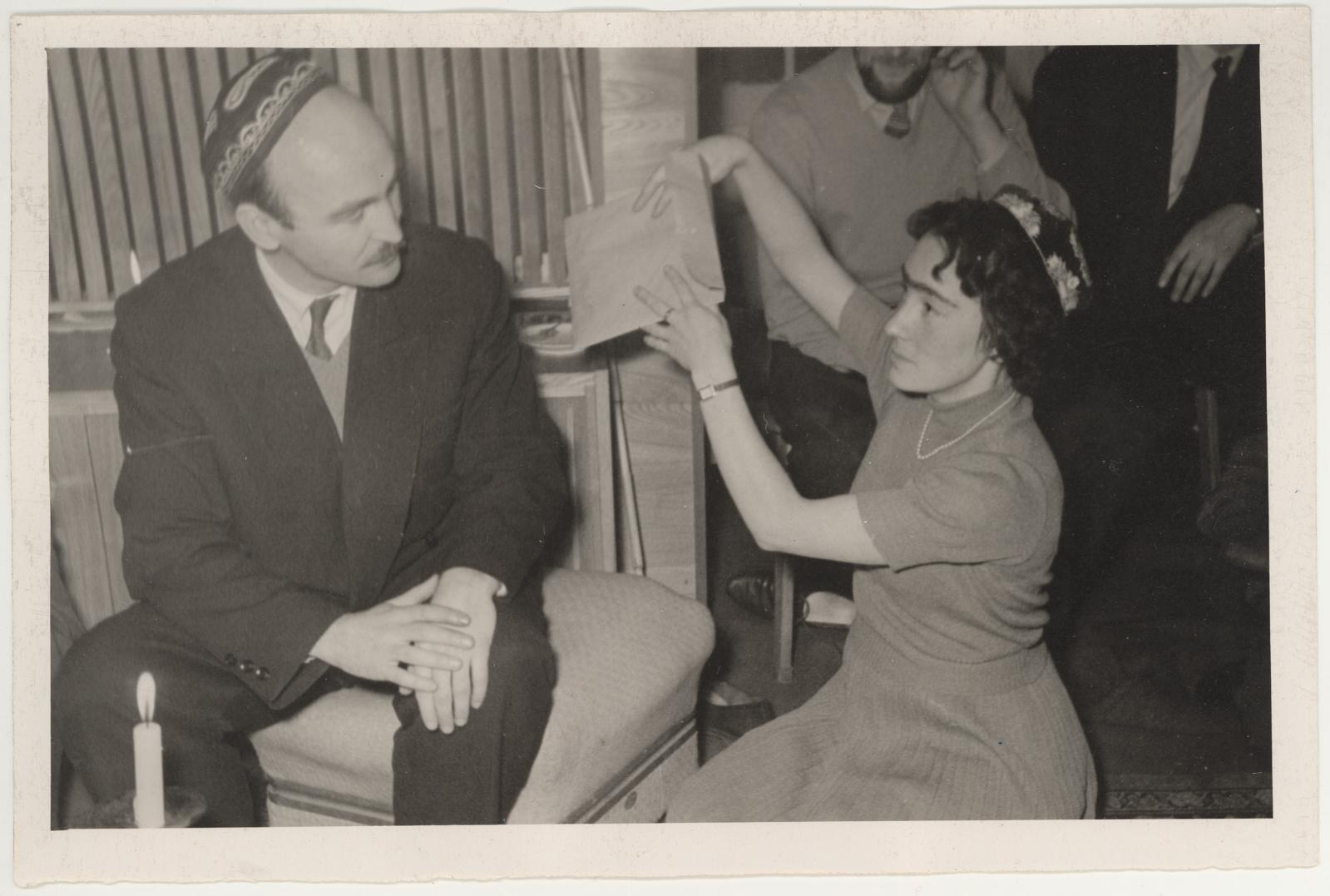 Kesk-Aasia õhtult 15. dets. 1961. Luuletaja Ain Kaalep ja muuseumi laborant Maris Laubre.