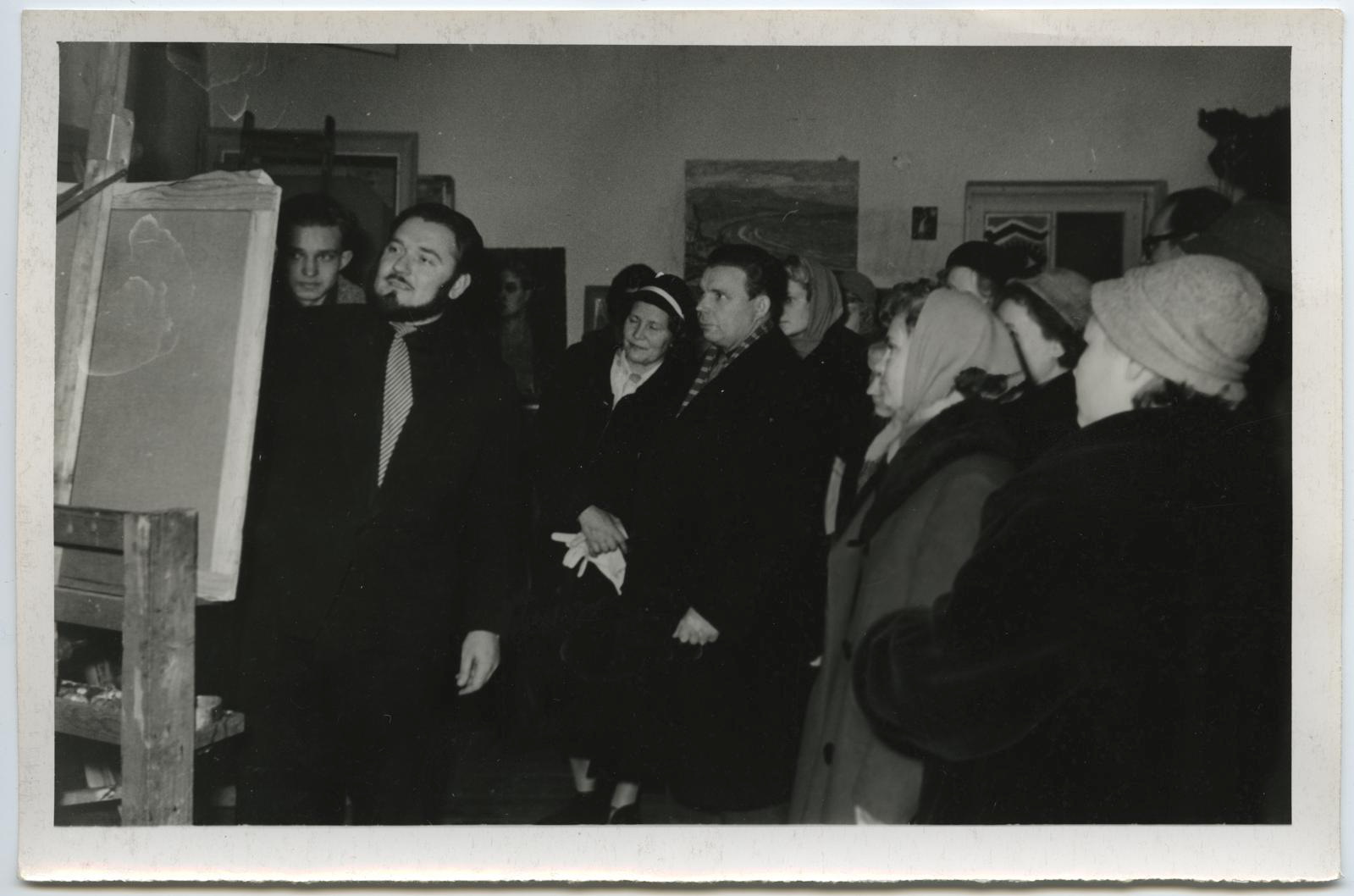 Ekskursioon maalikunstnik Kaljo Polli ateljeesse 19. dets. 1961. Vasakul - Kunstnik Kalju Polli