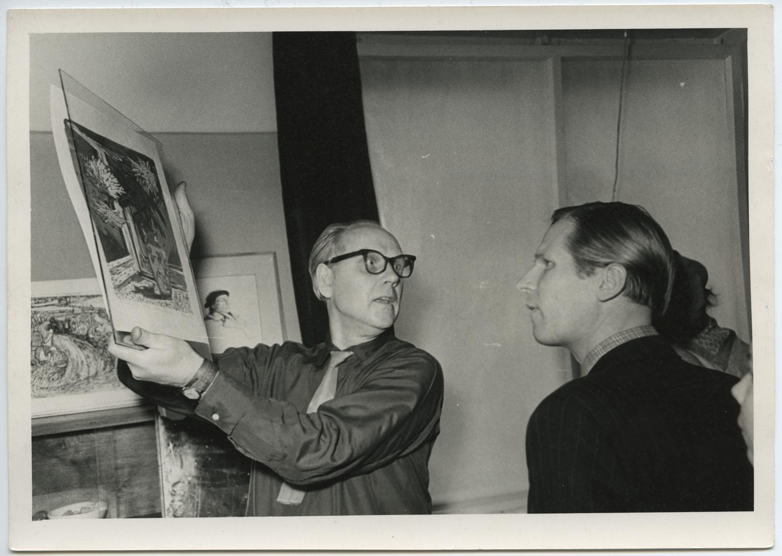 Ekskursioon Tallinna 15. apr. 1962. Graafika eksperimentaalateljees annab seletusi selle juhataja kunstnik Henn Sarap.