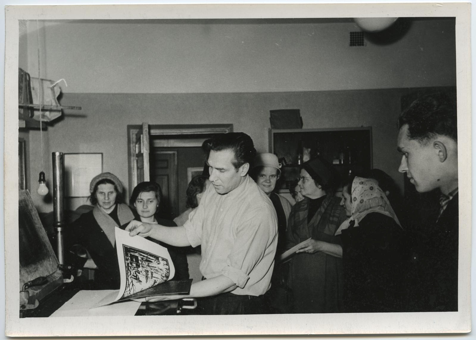 Ekskursioon Tallinna 15. apr. 1962. Graafika eksperimentaalateljees demonstreerib ateljee töötaja Kann tõmmise tegemist.