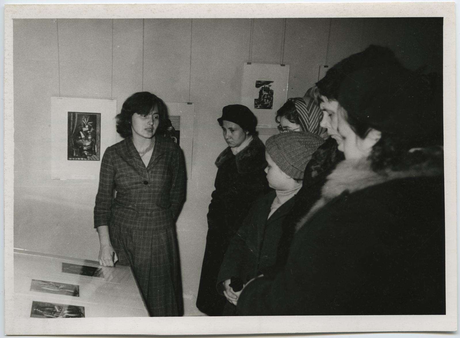 Vanem teaduslik töötaja Eha Ratnik juhib ekskursiooni graafik Arkadio Laigo mälestusnäitusel 1961/62 a. talvel.